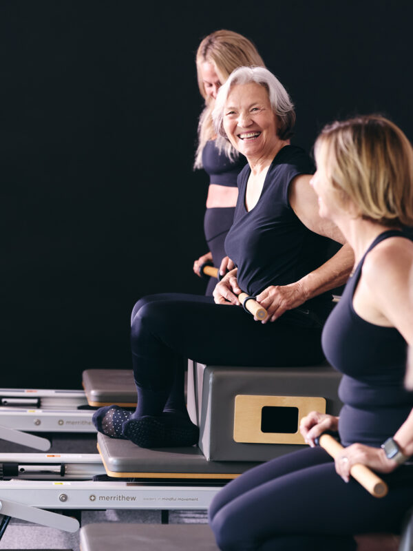 Photo d'un cours de groupe avec des gens de 50 ans et plus